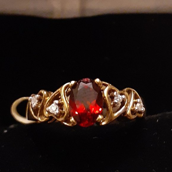 10K YELLOW GOLD GARNET& DIAMOND ACCENT RING SET IN HEARTS.